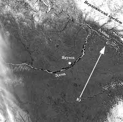 Слияние Лены и Алдана. Продолговатые белые пятна по руслу — лед. Местами он остался еще выше Якутска, в основном же сохранился ниже по Лене, а также по Алдану