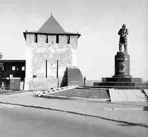 Георгиевская башня Нижегородского кремля и памятник В.П. Чкалову