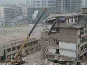 Шанхай обновляется. Идет снос старых, хотя еще и пригодных для жилья зданий