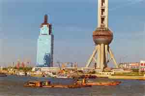 Шанхай грузится, разгружается и строится