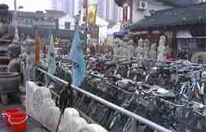 Велосипедная стоянка у торгового центра