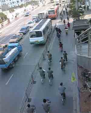 Велосипедные дорожки на некоторых городских магистралях выделены в отдельные полосы проезжей части