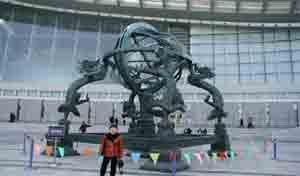 Скульптура перед Дворцом науки