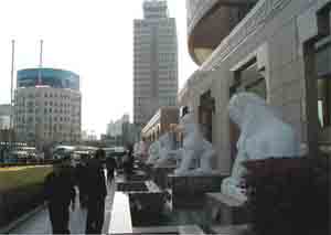 Перед музеем