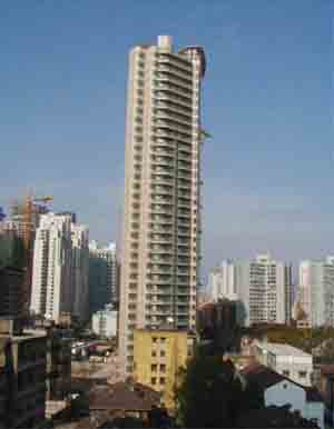 Не все небоскребы Шанхая парадные и обладают архитектурным своеобразием. Есть и довольно заурядные, типовые жилые высотки