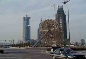 Растущие небоскребы Пудуна, сдобренные авангардной уличной скульптурой