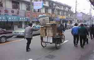 Ручные тележки, конечно, давно уже не главное транспортное средство в Шанхае, но их еще много на улицах