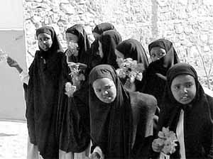 Девушки-школьницы в обычной для мусульманской страны школьной форме