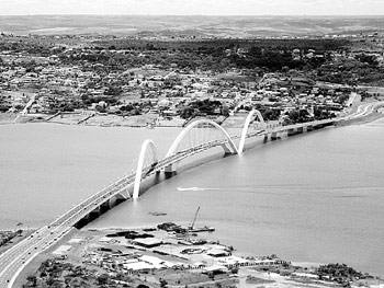 Город Бразилиа. Мост Жуселину Кубичека через рукотворное озеро Парануа. Бразилиа - единственный из новых городов, весь ансамбль которого внесен в список мирового культурного наследия ЮНЕСКО
