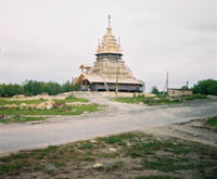 Новая бетонная, с деревянным шатром церковь в Повенце. Построена в 2003 г.