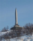 Североморск. Памятный знак (ракета), установленный в 70-е годы к 25-летию получения городского статуса бывшим гарнизонным поселком Ваенга