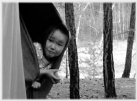 Эвенская девочка в палатке оленеводческой семьи