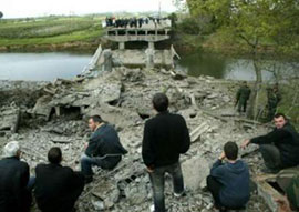 Разрушенный мост через реку Чолоки