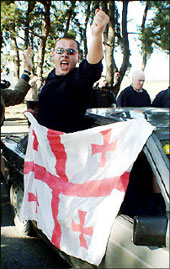 Демонстрант в Батуми с грузинским флагом, принятым при Саакашвили