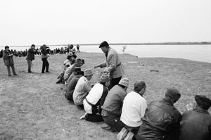 На обряд поклонения духам водной стихии в село Ранжурово съехались шаманы со всей республики