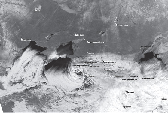 Космический снимок. 10 декабря 2002 г. На всем юге Русской равнины безоблачная погода: видны водохранилища на Днепре, Дону, Волге, значительные части долин Кубани и Терека. Напирающие с севера холодные массы воздуха в предгорьях Кавказа поднимаются по склонам и образуют облака, а затем, обходя высокую часть Кавказских гор и переваливая через их низкое северо-западное окончание, обрушиваются на Новороссийск