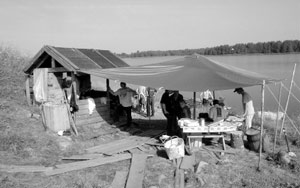 Национальный парк «Водлозёрский»; Коскосалма, остров Канзанаволок. Кухня базового лагеря экологической экспедиции лицея № 1525 «Воробьевы горы», 2003 г.