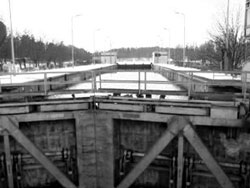 Запорные створки и шлюзовая камера на Сайменском канале