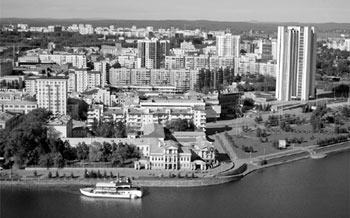 Центральная часть Екатеринбурга. Городской пруд, здание администрации области (обкома КПСС)