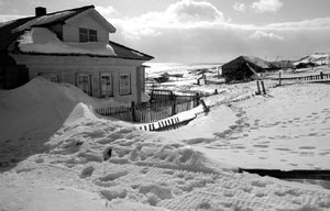 Апрель. Поселок Чапома на берегу Белого моря (Кольский полуостров)