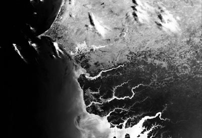 На космическом снимке отчетливо видно резкое различие ландшафтов. Светлые — засушливые, выжженные солнцем — территории северного Сенегала; темные — интенсивная зелень тропических лесов — земли Казаманса, к югу от реки Гамбии. Два разных мира — взаимодополняющих или противостоящих?