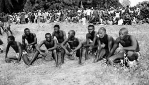 Молодые мужчины диола на национальном празднике