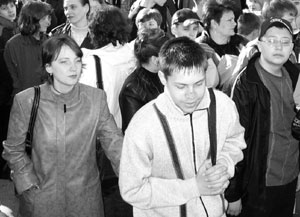 Е.Н. Маслова с учеником Женей Денисовым на XV Всероссийской олимпиаде в Твери (перед началом теоретического тура)