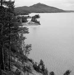 Гора Пяйнур (486 м) возвышается над урезом воды Кумского водохранилища (Пяозера) на 377 м. Фото Андрея Григорьева. AGbike