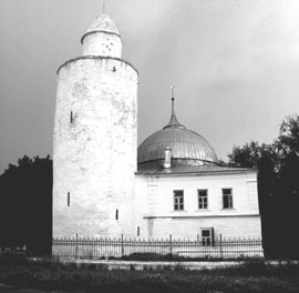 Мечеть и старинный минарет в рязанском Касимове над русской Окой. Татары селились здесь с XV в.