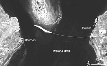 Космический снимок пролива Эресунн. Четко виден идущий со шведской стороны мост и насыпной «Перечный остров» к югу от «Солёного» 