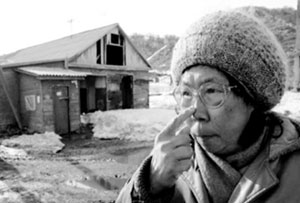 Тиличики. Лишившаяся дома жительница. Фото: Северные просторы