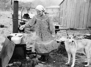 Север Свердловской области. Верховья Лозьвы. Мансийский поселок Тресколье. Тетя Шура и лайка Пащя («Здравствуй»). Фото Виктора Вахрушева. 2003