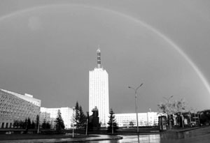 Архангельск. «Высотка» на площади Ленина. Построена в 1983 г. к 400-летию Архангельска (отмечавшемуся в 1984 г.). Фото: nixette, фото-сайт