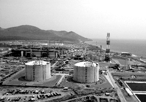 Строительная площадка завода по производству сжиженного природного газа в районе пос. Пригородное на побережье залива Анива, в 15 км к востоку от г. Корсаков (о. Сахалин). Проектная мощность завода составляет 9,6 млн т СПГ в год