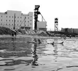 Достопримечательность Соль-Илецка (70 км к югу от Оренбурга) — соленое озеро Развал. Утонуть здесь нельзя. В расположенной на берегу озера шахте добывается каменная пищевая поваренная соль высшего качества