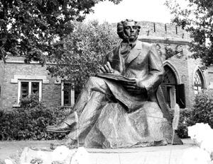 Памятник А.С. Пушкину у музея истории Оренбурга (гауптвахта)