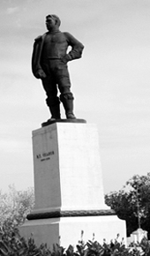 Памятник В.П. Чкалову. В 1938—1957 гг. город назывался Чкалов